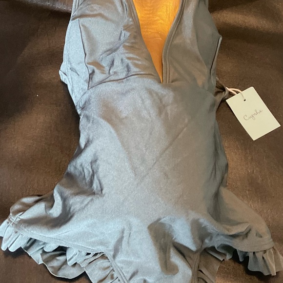 SALE CUPSHE ONE PIECE 🩱 SWIMSUIT.NWT. DARK GREEN WITH PADDED TOP,RUFFLED BODY - Picture 4 of 9